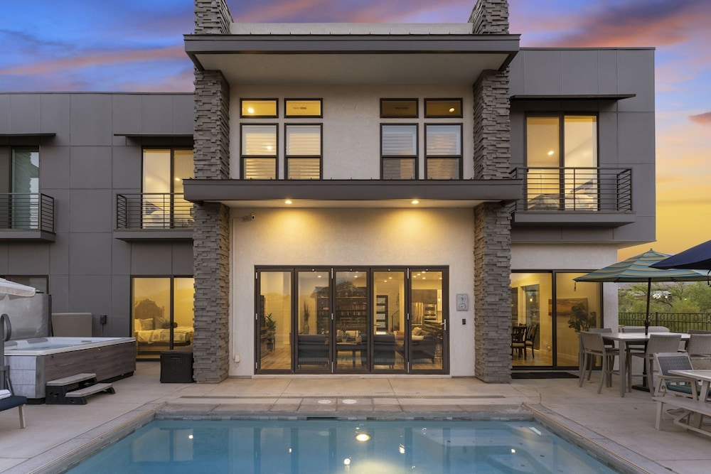 A Hole In One 15 Bedroom Home