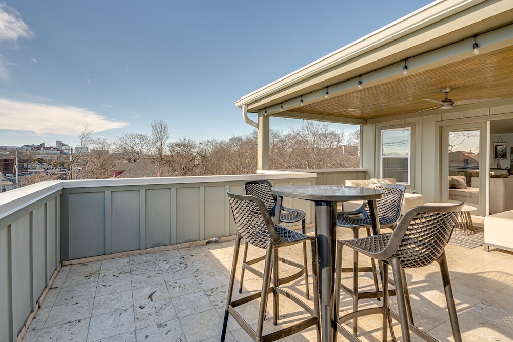 Cultured Coach - Mins to Broadway - Private Rooftop