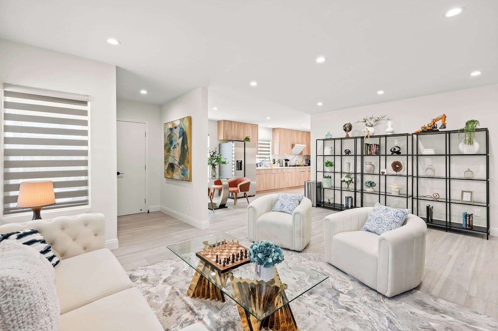 Stylish New Home Bright, Modern & Fully Stocked
