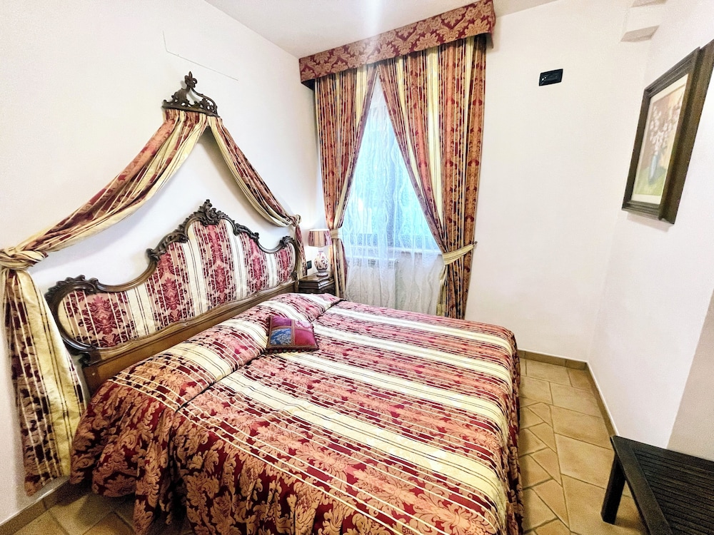 Charming Villa in Umbria - Sleeps 16 - Lake View - Pool, Jacuzzi and Events Room
