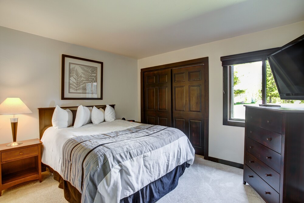 Updated 3br Condo On Shuttle Route! Sleeps 8! 3 Bedroom Condo by Redawning view 3