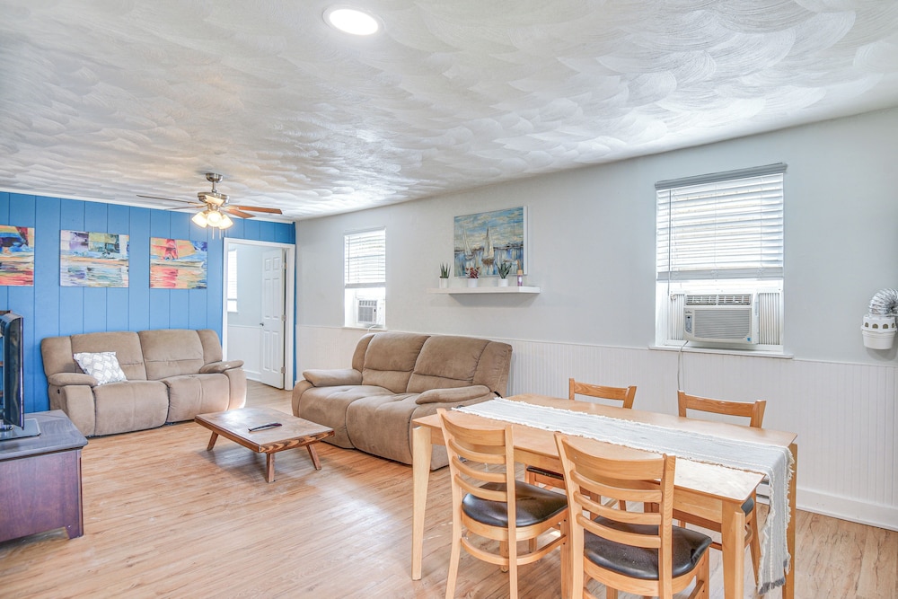 Walk to Beach & Chesapeake Bay: Norfolk Retreat!