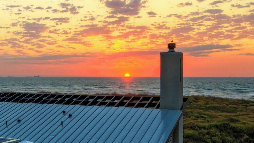 Walk to the Beach Ocean Views, Balcony Dining & Open Living Beachview 54 by Avantstay