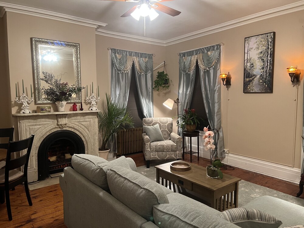 1 Br Private Victorian Apt in Convenient City Location on Half Acre Sleeps 4 view 4