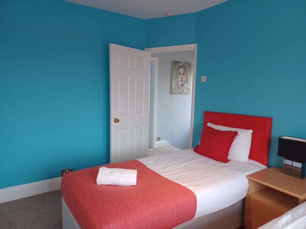 Crawley Green House - Huku Kwetu view 5