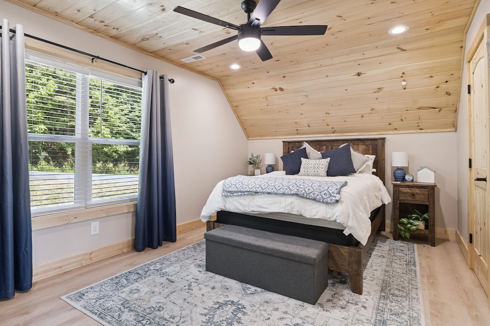 Bear Cheeks 4 Bedroom Cabin