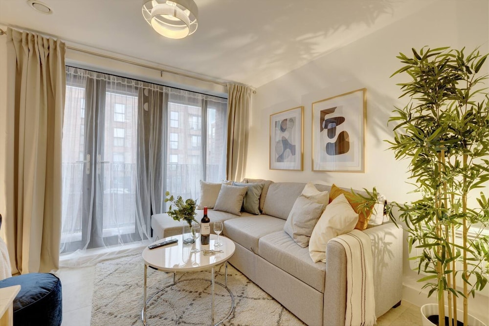 Lovely Flat in Kiln Close With Free Parking