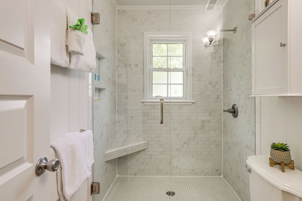 3 Mi to Beach: Pawleys Island Cottage