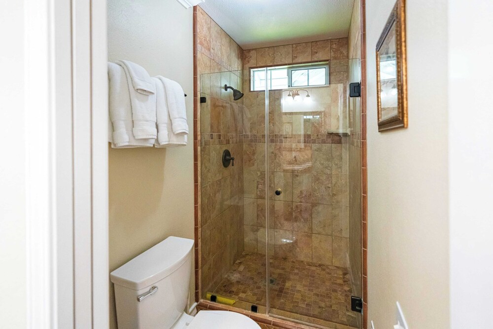Victorian Manor In Paso Robles Wine Country + Pool, Hot Tub, Firepit, Tennis Court Sleeps 28
