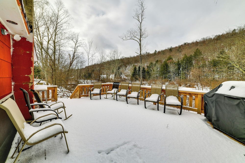 Mtn-view Deck & Grill: Creekside Catskills Cabin!