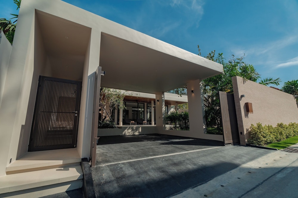Modern Tropical Pool Villa - Saiyuan