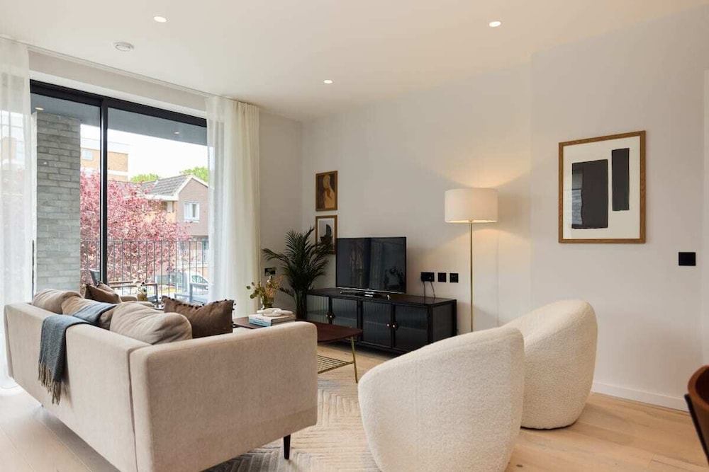The Brondesbury Escape - Cosy 1bdr Flat With Balcony + Parking