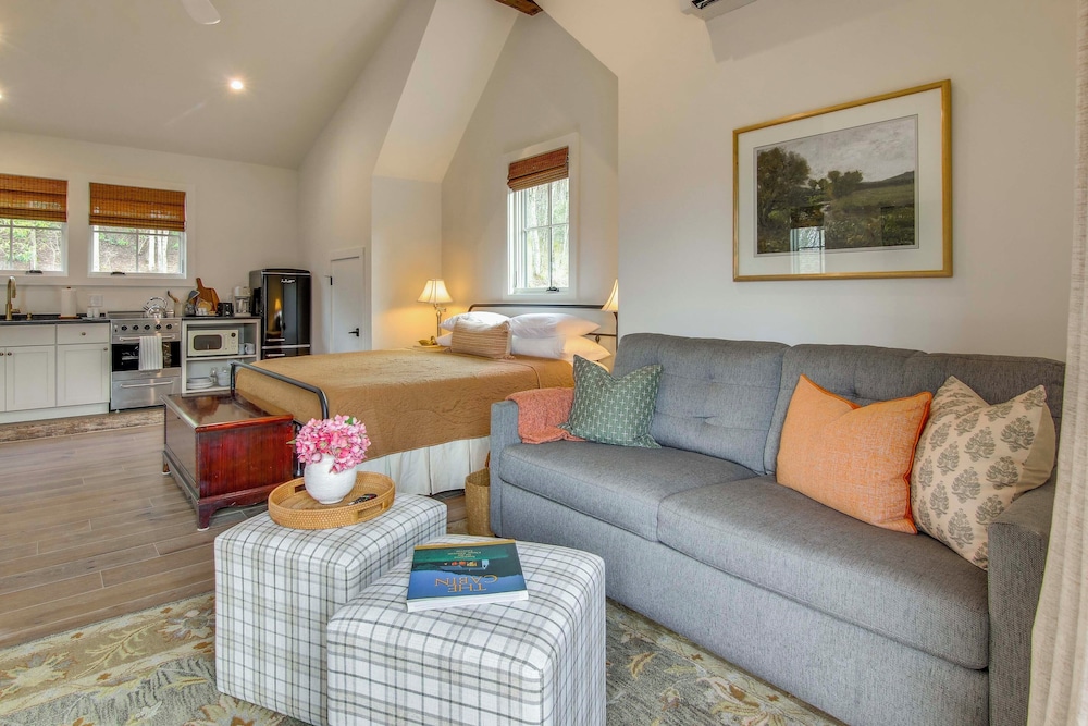 Modern Mountain-view Gem w/ Deck in Glenville