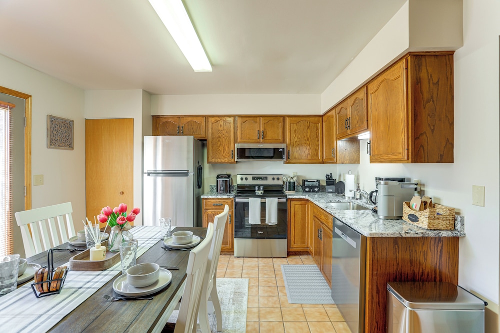 Convenient Townhome 1 Mi to Dtwn Clearfield