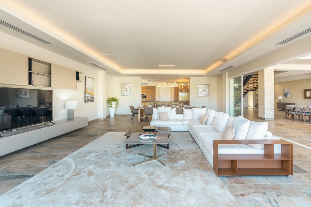 Peaceful 7BR Villa w Garden BBQ Patio view 5