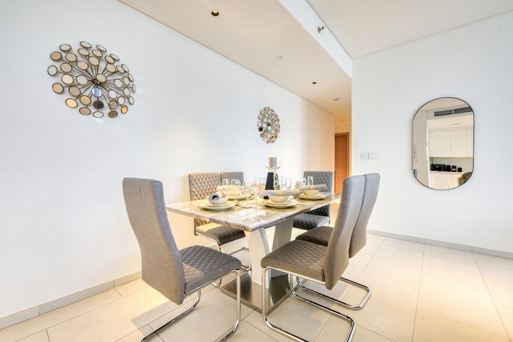 Smart and Contemporary Apt With Burj Khalifa View
