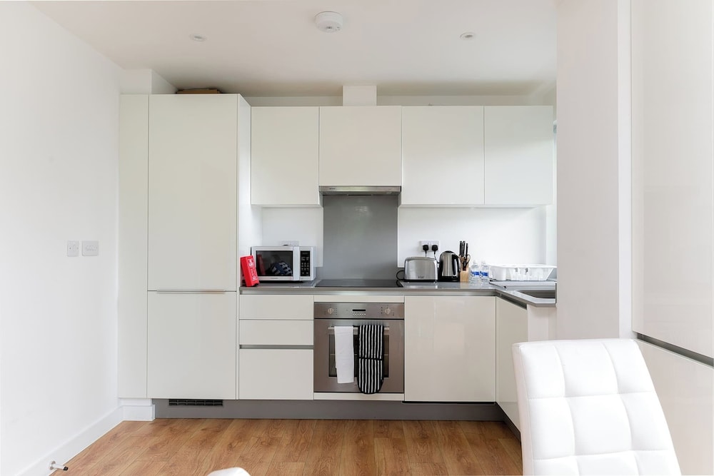 Skyvillion - Tower Point Enfield 1bed W Balcony view 3