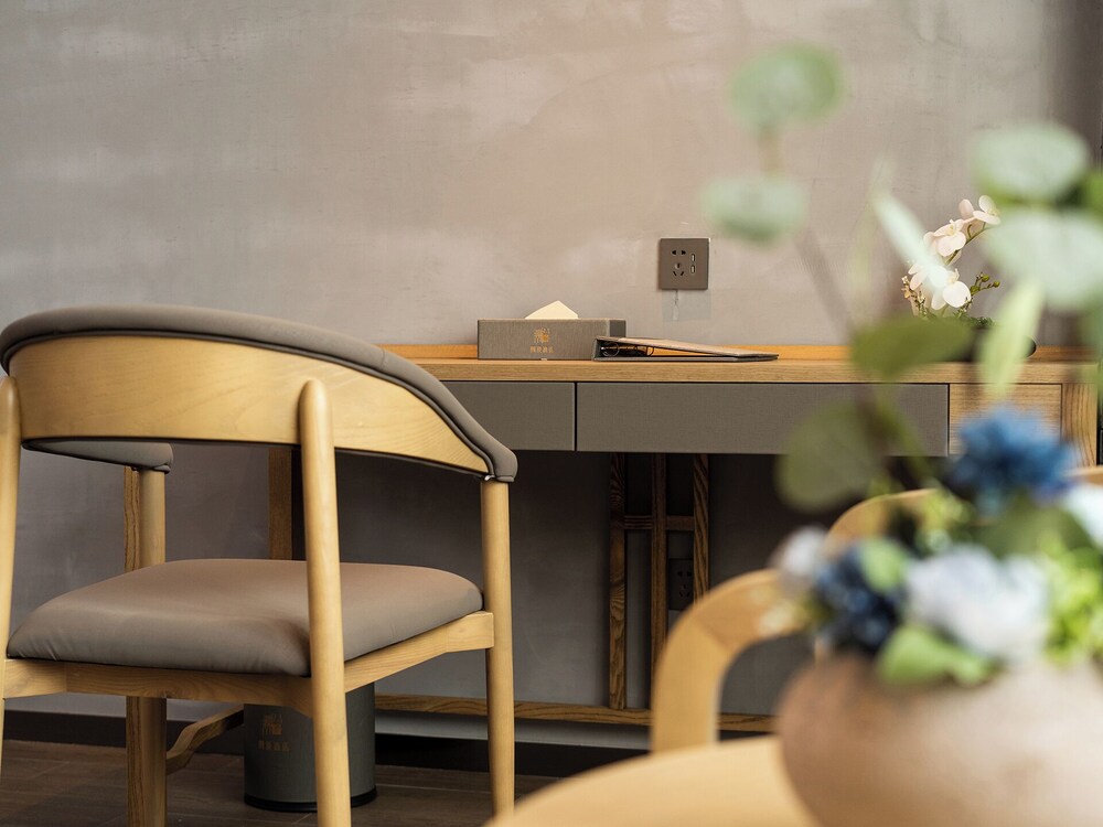Trendy Romantic Hotel Guangzhou Panyu Qiaonan Aoyuan Plaza Branch - Free Deliver Service to Canton Fair Complex During Canton Fair Period
