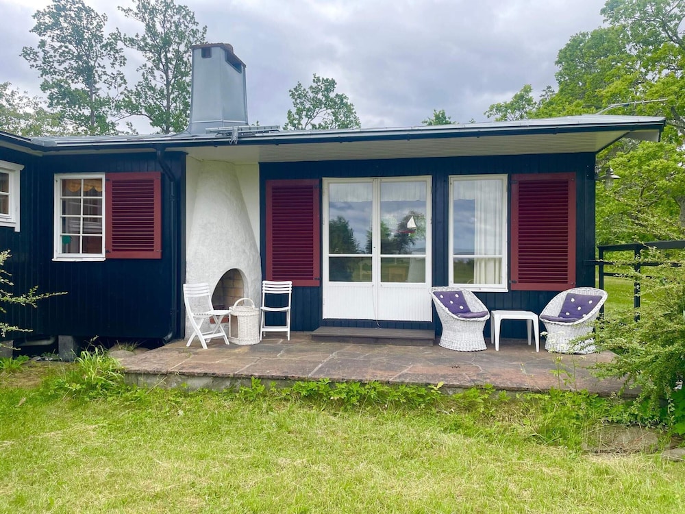 Cozy Seaside Getaway in Grankullavik