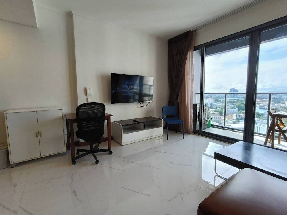 Luxury Large One Bedroom Seaview Serviced Apartment at Wongamat, Pattaya