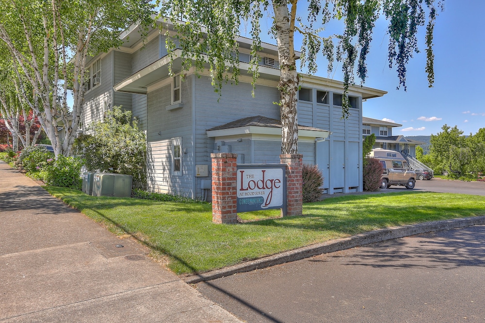 13 Lodge Condo Minutes Away from Golfing, Biking, and Playground by RedAwning view 5