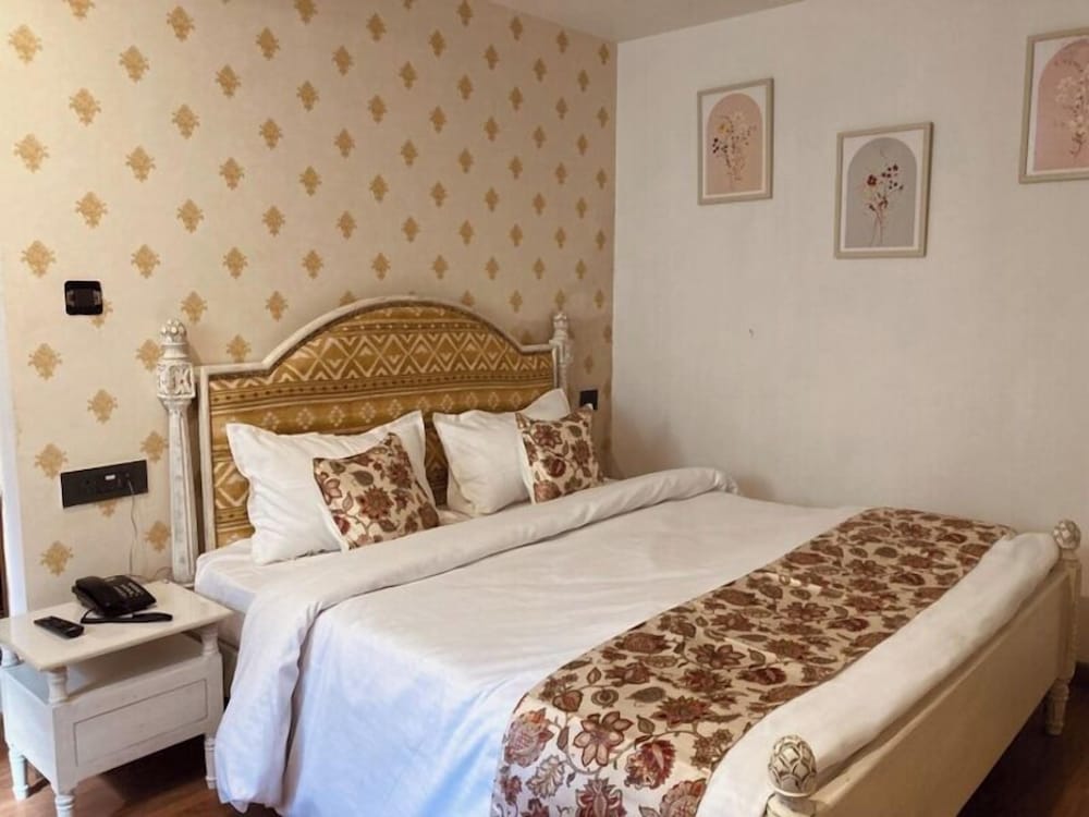 NAINA LODGE