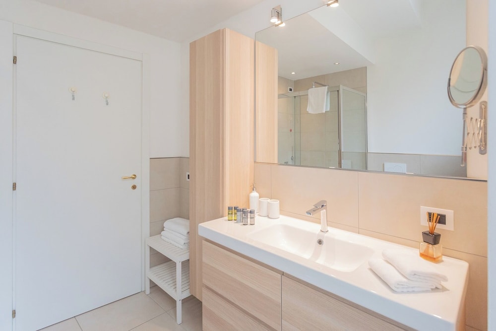 Wine Not Apartment in Como City Centre by Rent all Como