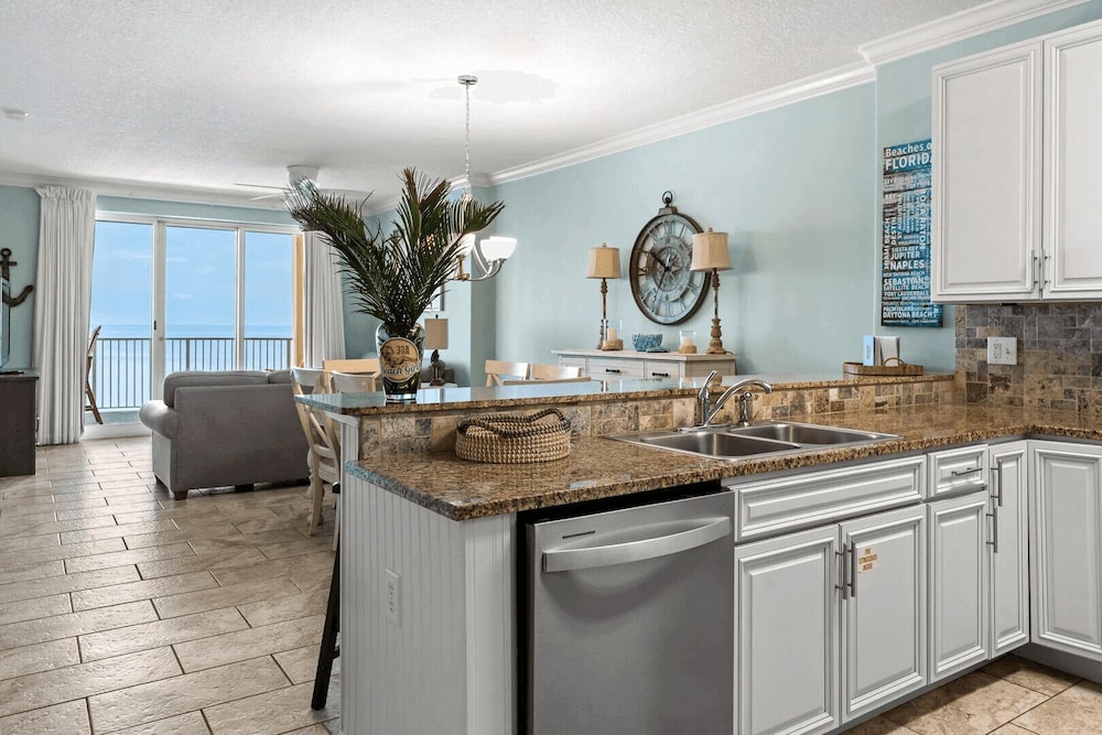 Beachfront Access, 2 Pools, Beach Service w/ Chairs Emerald Isle Resort 1308