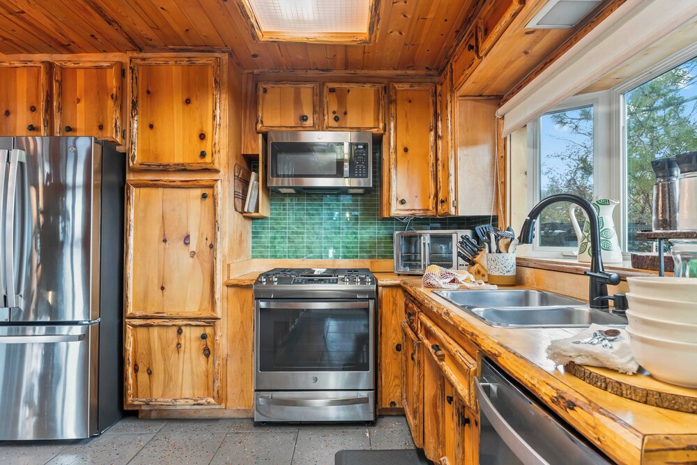 Scenic North Shore Stay w/ Games, Near Snow Summit Lakeview Lodge by Avantstay