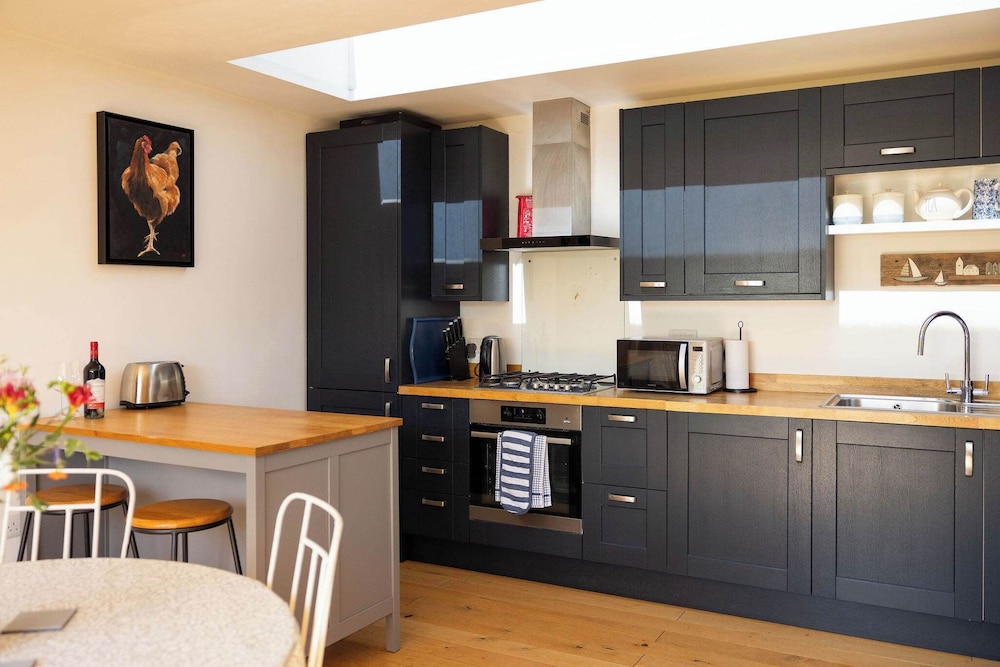 Spacious Coastal Retreat for 10 in West Wittering