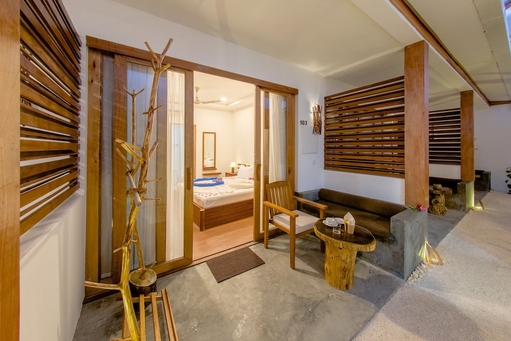 Dhiffushi White Sand Beach Hotel 10