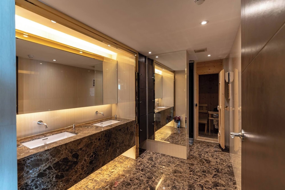 Free Airport Pick Up Rooftop Pool Jacuzzi Gym BTS Emqartier Shopping Mall