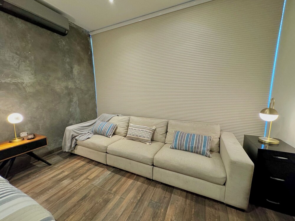 Luxurious 5-bedroom House With Air-conditioning & Private Rooftop in Juriquilla