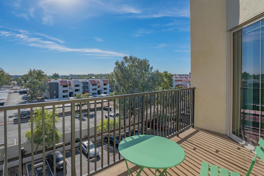 ROVE LIVING/KL - The Fredrick Tempe