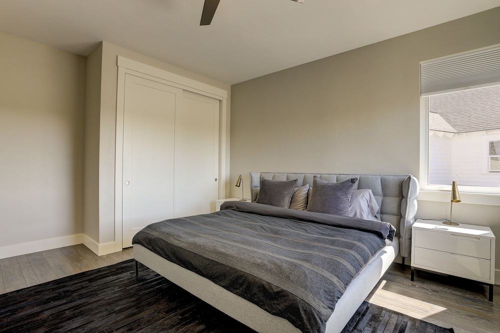 Ruby Peak *30 Day Minimum 4 Bedroom Home by RedAwning