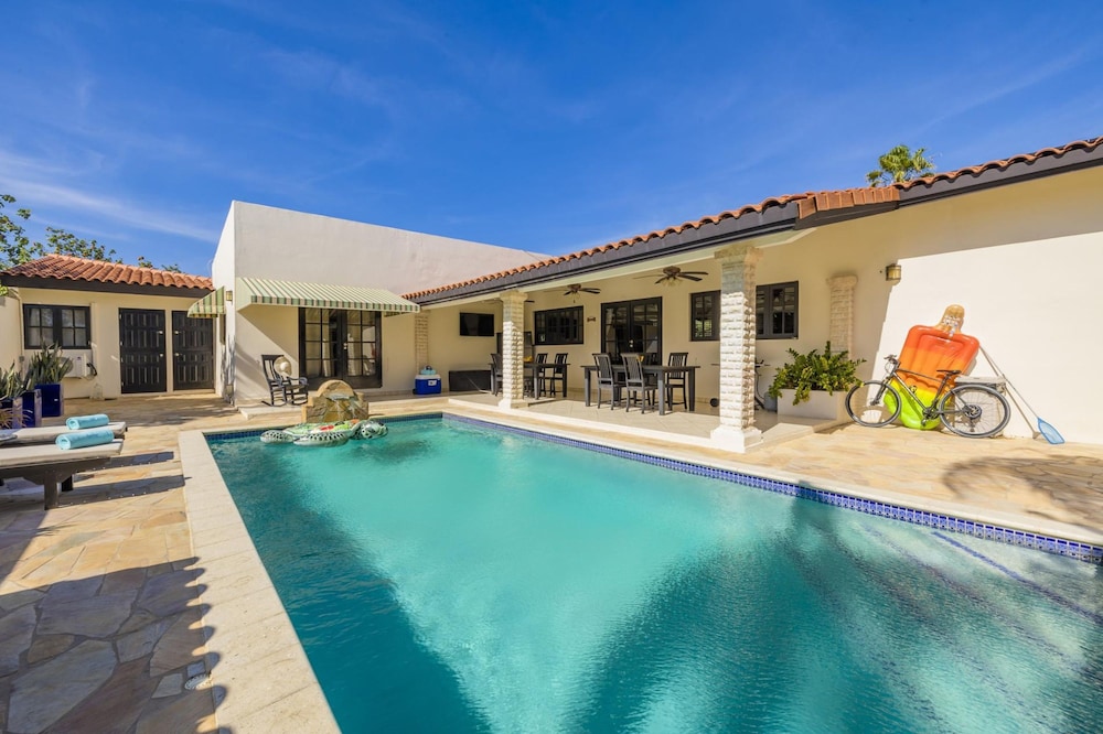 Luxurious Haven in the Heart of the Island Pool