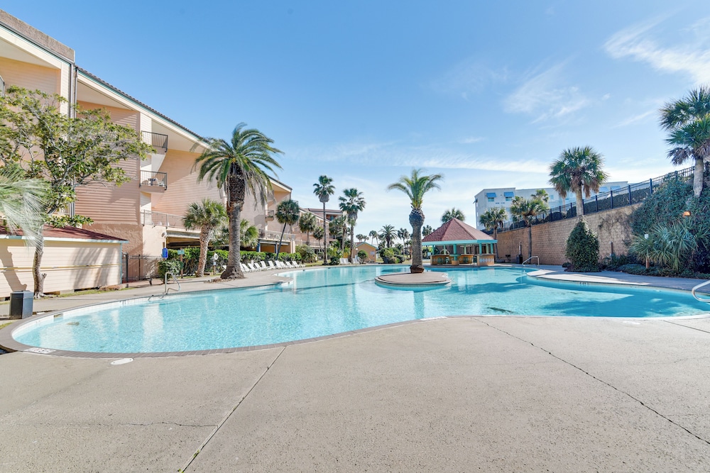 Lovely Galveston Condo: Walk to Seawall & Beach!