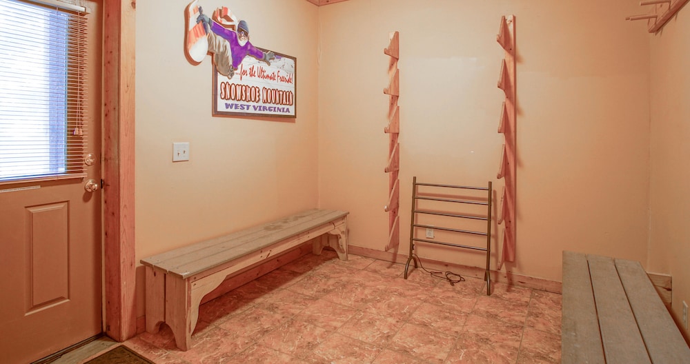 Loggers Run #7: 5 Bedrooms, 3.5 Bath: Slope Side. Overlooks The Ski Trail !