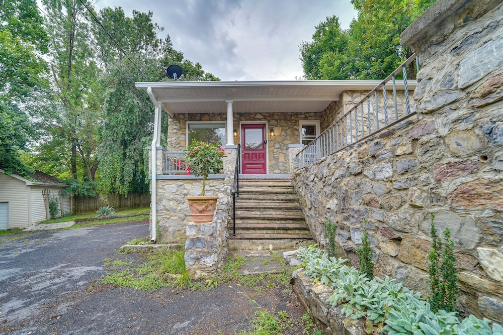 Eclectic Stone Cottage, Walk to Downtown Staunton!