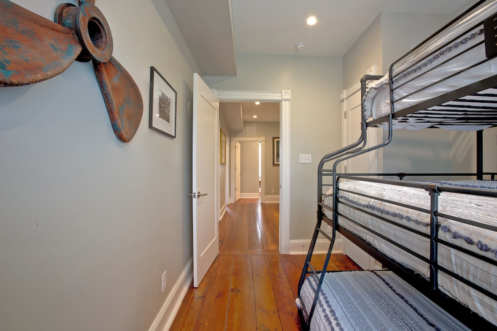 Newly Renovated 4 bed 3 bath & 2 Parking