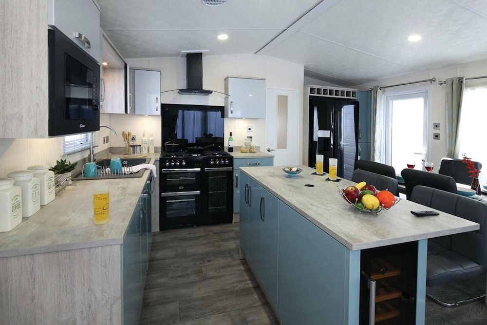 Superior 6 Berth Holiday Home in Suffolk, view 4
