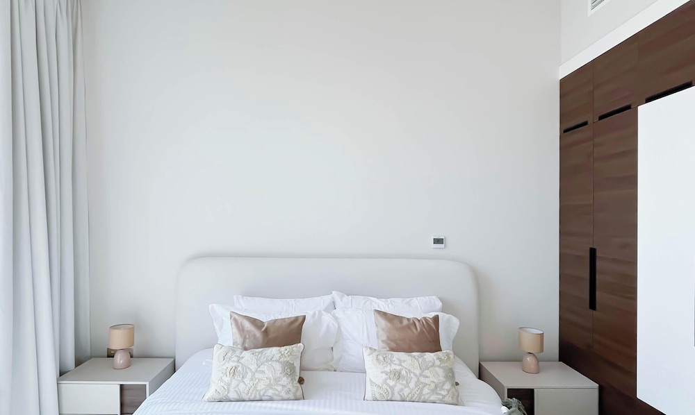 Jewelz Luxury 2BR Balcony, Pool & Garden Views