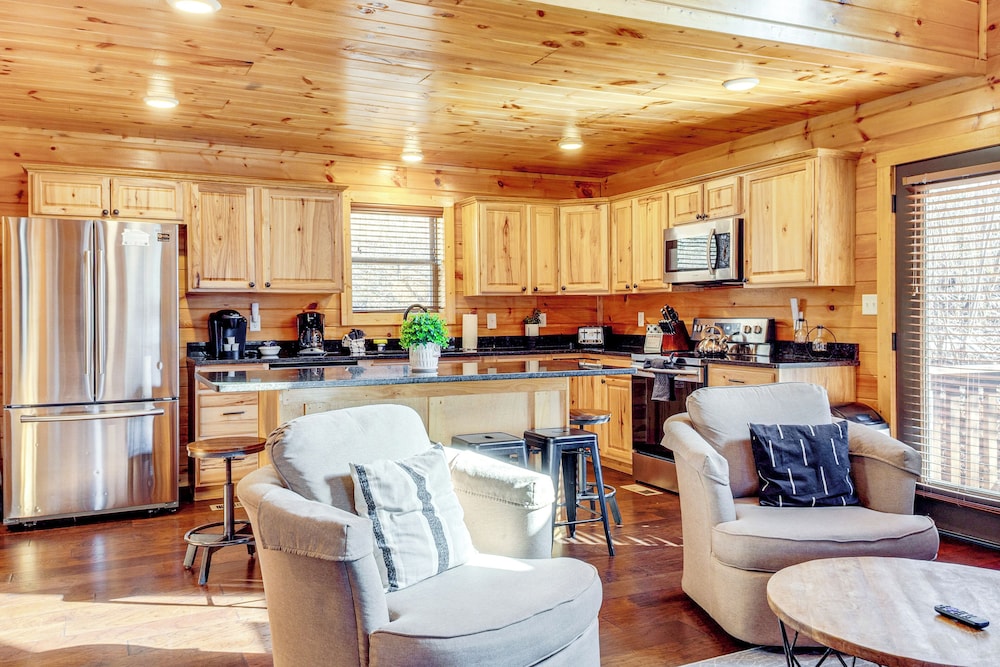 2 Mi to Dtwn Gatlinburg: Mountain Cabin w/ Hot Tub