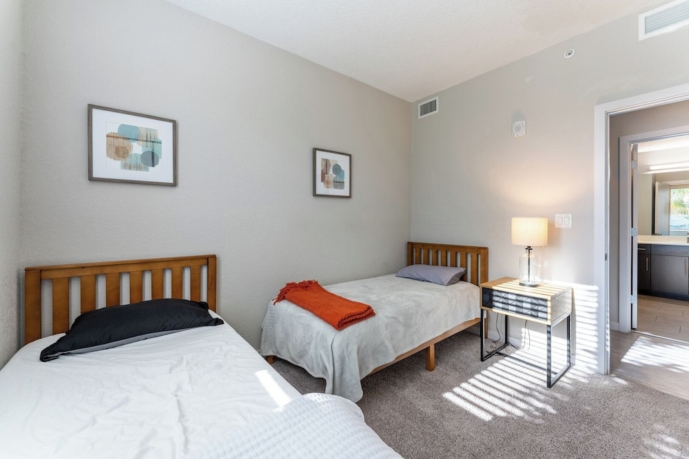 Daytona 2BR Getaway Parking Family & Pet-friendly