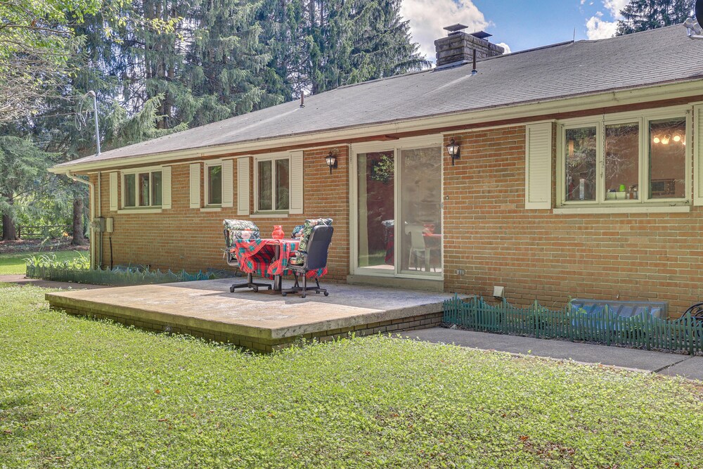 Pet-friendly Grove City Home w/ Lake on 19 Acres!