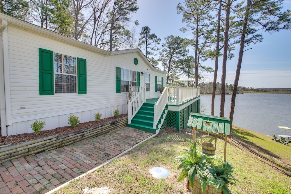 Harrod's Hideaway W/deck+dock on Lake Norrell view 3