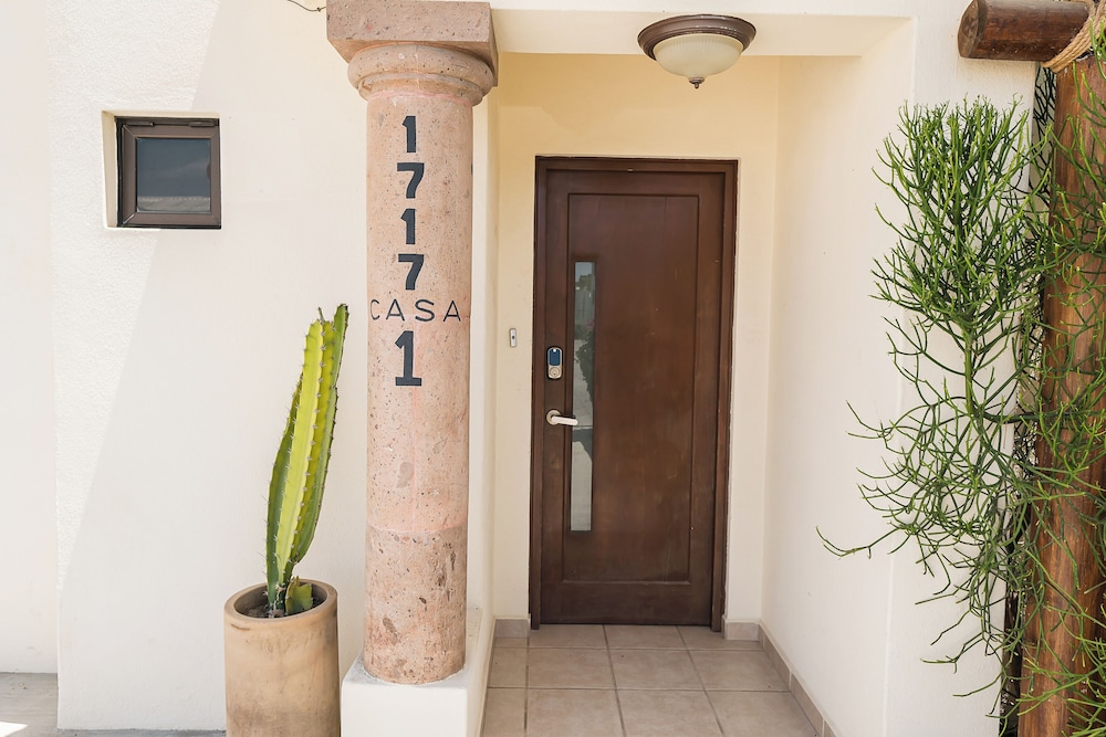Grand Villa w Private Patio & Parking