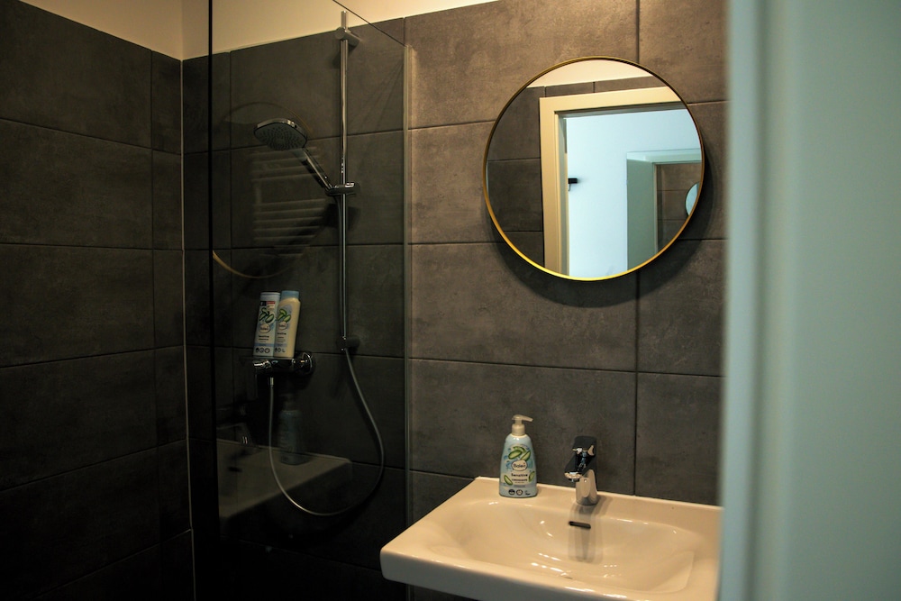 Moderne Stadt Zimmer mit eigenem Bad