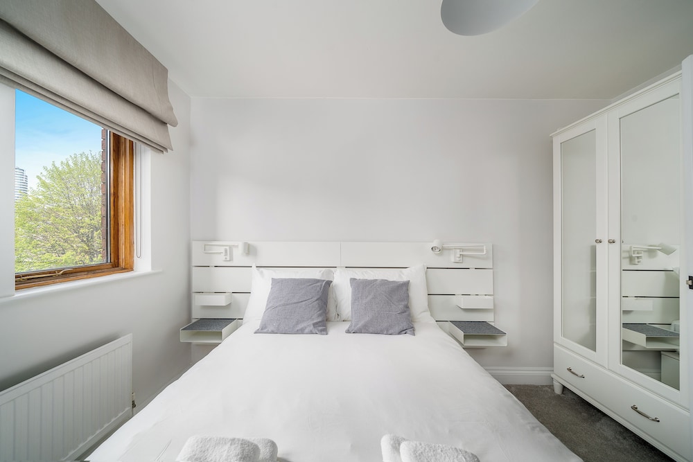 Chic 2BR Battersea Flat - Terrace & Pet-Friendly