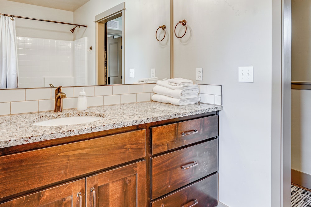 Charming Donnelly Home - 1 Mi to Lake Cascade! view 3
